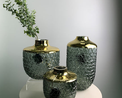 Groene vaas met gouden rand 16 x 29 cm