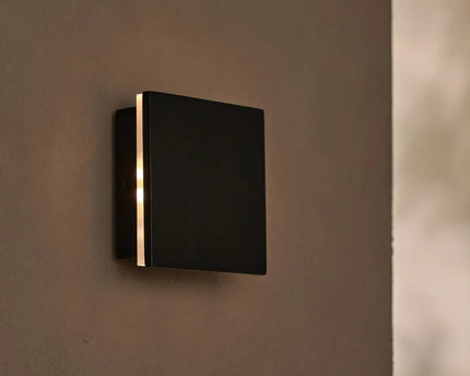 Lane Black draadloze wandlamp – Oplaadbare en dimbare lamp van natuurlijk hout