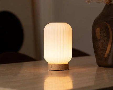 Unieke oplaadbare lamp Lilly – matglas en houten voet, dimbaar, 3 lichtmodi