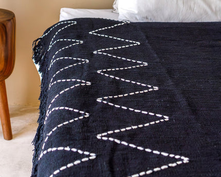 Zwarte plaid handgeweven – Boho sprei – geruite franjes en zigzagpatroon – gezellige bankdeken – katoenen plaid 140x200 cm LINGGAH