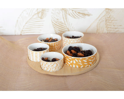 Aperitief set van 5 kopjes op ronde houten lade
