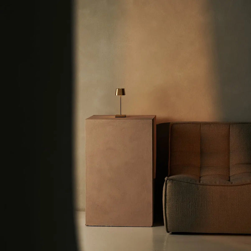 Combi Set Professional-8 x Sarphati Mini Gold Oplaadbare tafellampen & 1 x Centraal station Wireless laadstation met Qi-Technology-Perfect voor restaurants, gastvrijheid en hotels