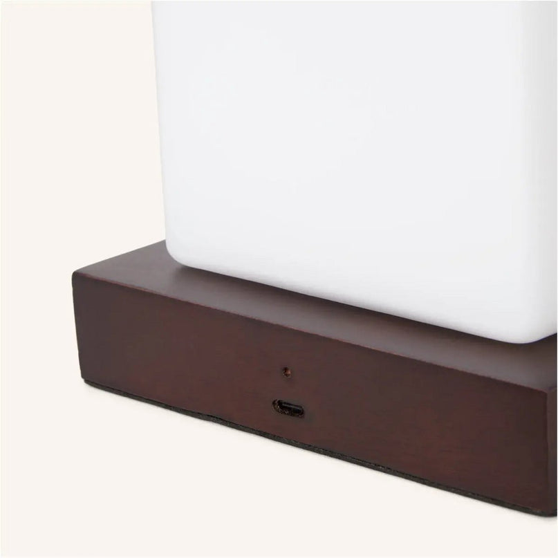 Noah donkerbruine houten oplaadbare tafellamp met glas en houten handgreep