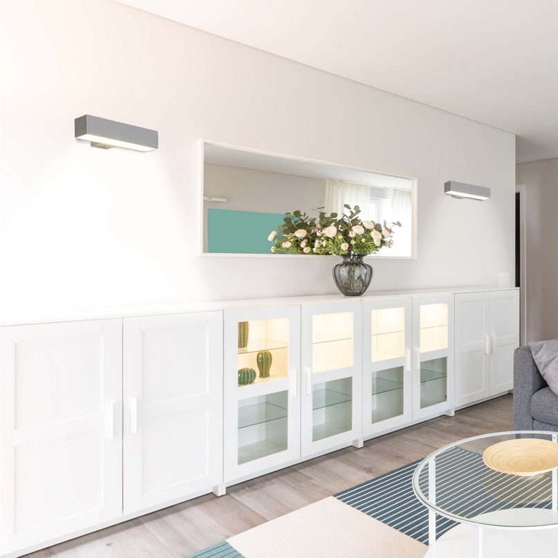 LED -wandlamp "Dubai", moderne wandlamp gemaakt van aluminium en plastic met stevig gebouwd -in LED's, 45 cm lang of hoog. Ideaal voor de verlichting van ingangen, gangen, voor het structureren van grote wandoppervlakken