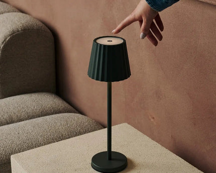 Maya olijfgroen geribbelde tafellamp gemaakt van ijzer - dimbare lamp en 3 lichtmodi, oplaadbaar via draadloos laadstation