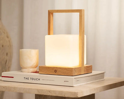 Noah lichtbruine houten oplaadbare tafellamp met glas en houten handgreep