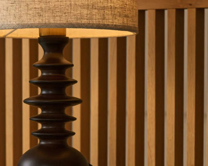 Bodhi donkerbruine houten lamp met beige lampenkap – elegante verlichting voor elke kamer