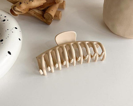Melkachtige koffie kleurtoon klauw haarclips