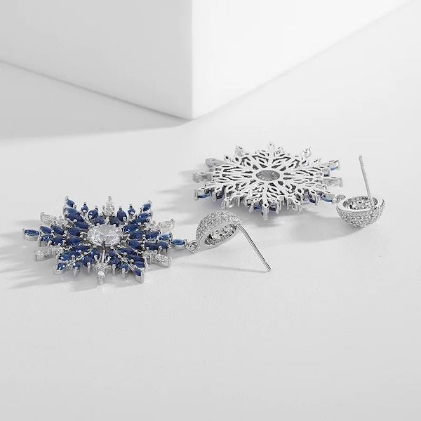 Blauwe sneeuwvlokken sprankelende kerstoorbellen