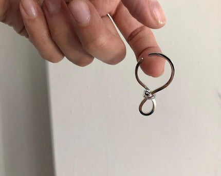 Minimalistische knoopoormanchet uit één stuk