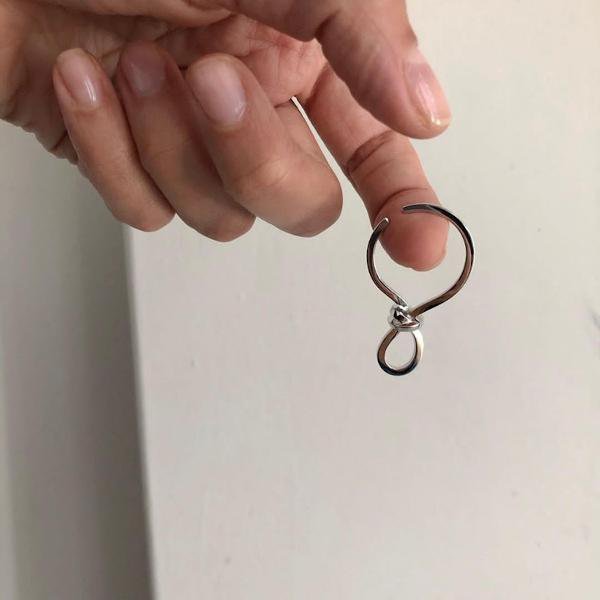 Minimalistische knoopoormanchet uit één stuk