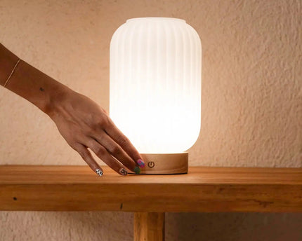 Unieke oplaadbare lamp Lilly – matglas en houten voet, dimbaar, 3 lichtmodi