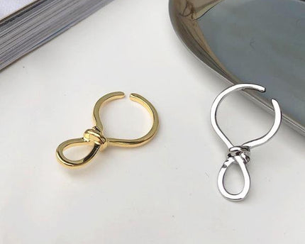 Minimalistische knoopoormanchet uit één stuk