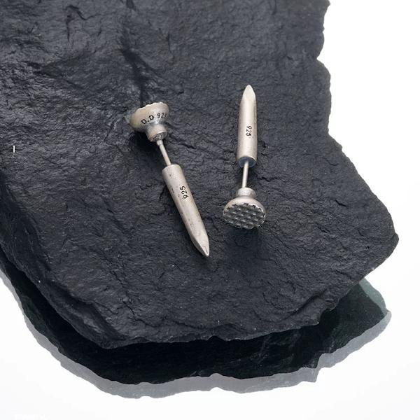 Nageldesign zilveren oorbel uit één stuk