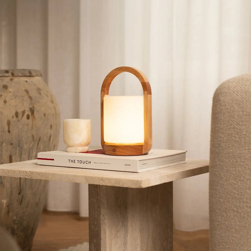 George lichtbruine houten oplaadbare lamp gecombineerd met matglas en een handvat