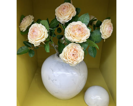 Een gemberpot van Amerikaans porselein, halverwege de 20e eeuw, met 7 stuks gele camellia-kunstbloemen (wit klein H*25W*25)