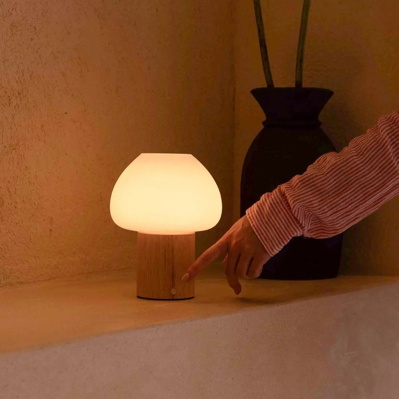 Fynn Lichtbruine houten lamp – Oplaadbaar, dimbaar en stijlvol