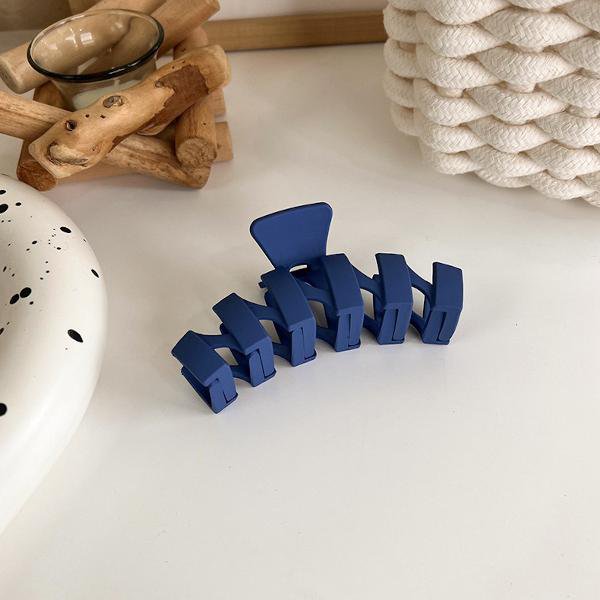 Minimalistische blauwe kleurtoon klauw haarclips