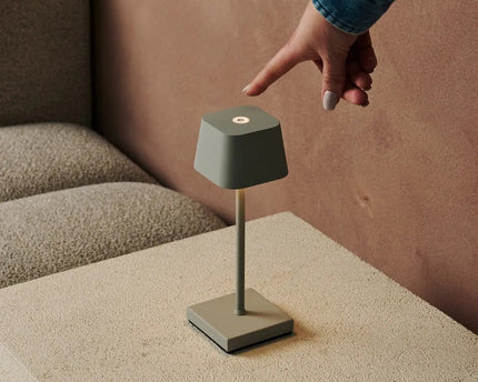 Sarphati Mini Shadow Gray Dordeloze tafellamp perfect voor de horeca -industrie - draadloos oplaadbaar via laadstation, dimbare lamp en 3 lichtmodi