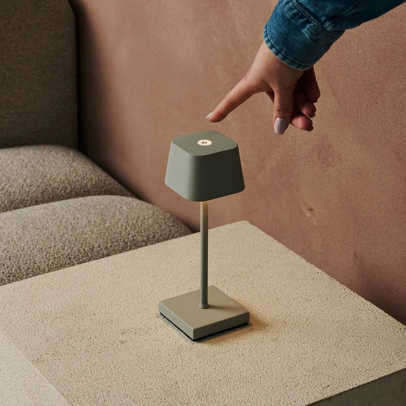 Sarphati Mini Shadow Gray Dordeloze tafellamp perfect voor de horeca -industrie - draadloos oplaadbaar via laadstation, dimbare lamp en 3 lichtmodi