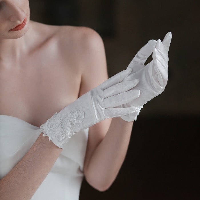 Satijnen witte bruidshandschoenen met kanten bloemen
