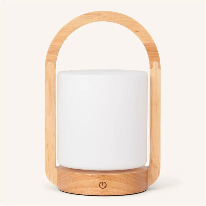 George lichtbruine houten oplaadbare lamp gecombineerd met matglas en een handvat