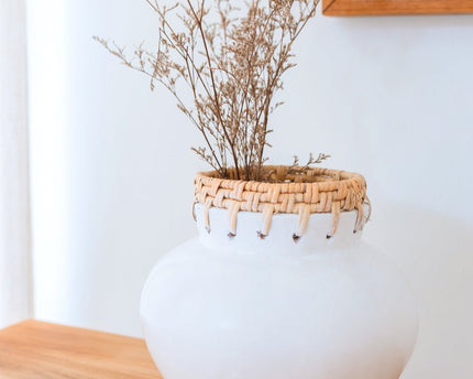 Witte vaas – decoratieve vaas rond – kleine vaas voor gedroogde bloemen – handgemaakte kleivaas – bloemenvaas van klei en rotan (Ø 23 cm) TUBAN