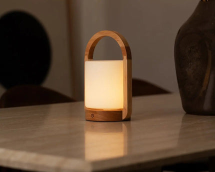 George lichtbruine houten oplaadbare lamp gecombineerd met matglas en een handvat