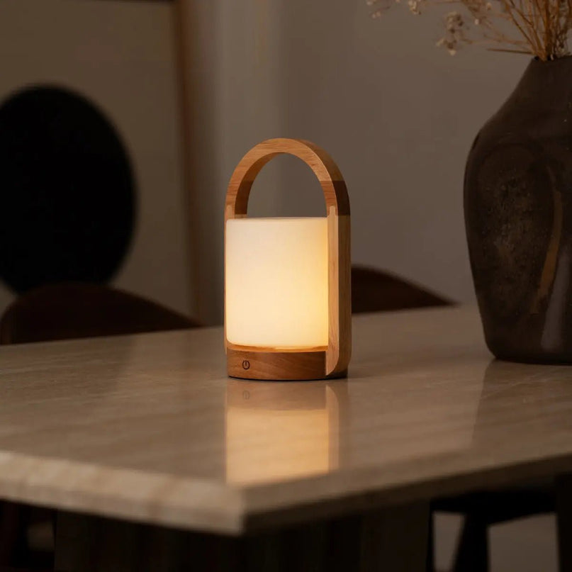 George lichtbruine houten oplaadbare lamp gecombineerd met matglas en een handvat