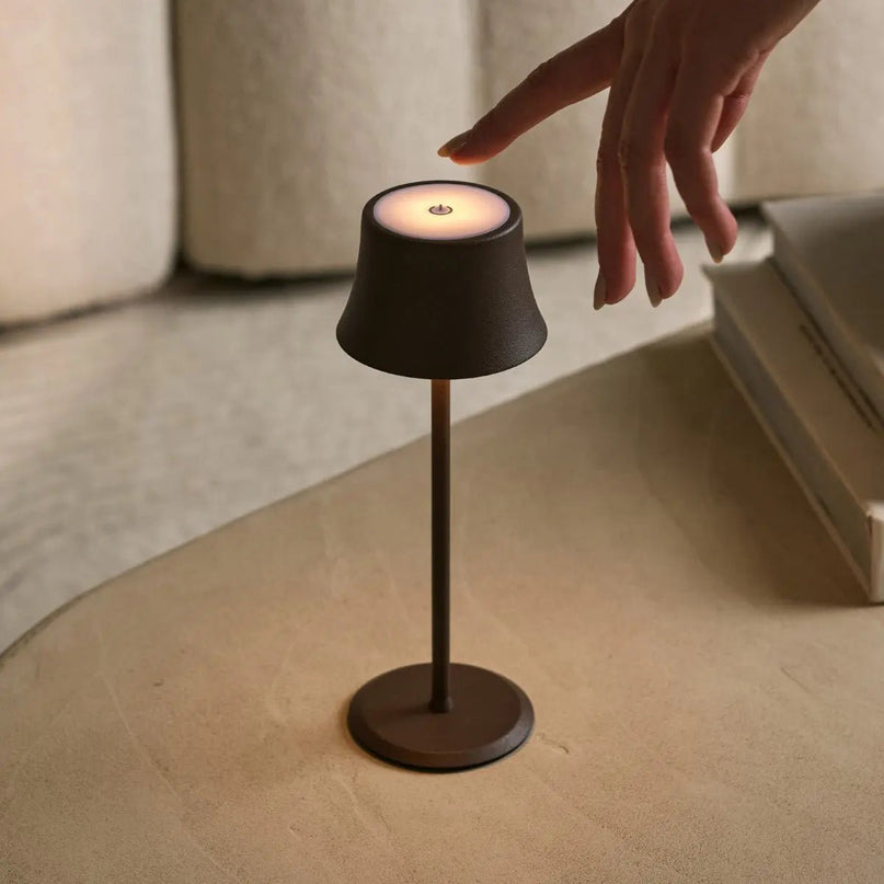 Willy Mini Mocha Brown oplaadbare tafellamp – stijlvol, dimbaar, batterijduur van 60 uur