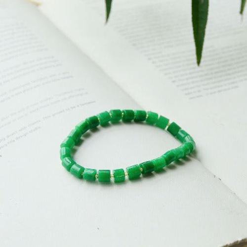Minimalistische levendige groene jade kralen armband