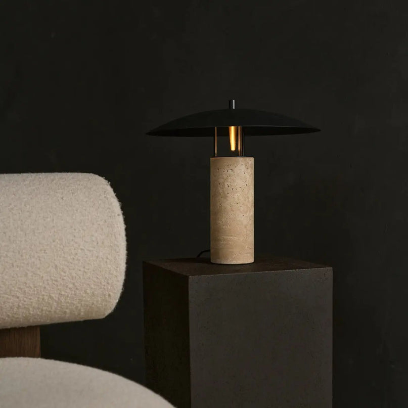 Nicolaas travertijnlamp – elegant handgemaakt ontwerp met metaal en travertijn