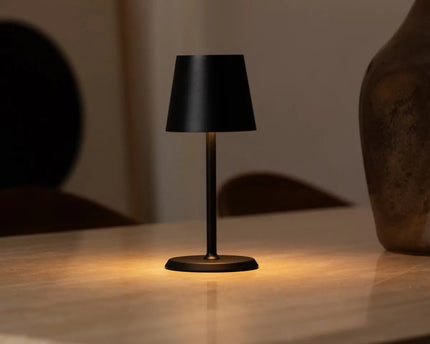 James Black oplaadbare ijzeren tafellamp – draadloos, dimbaar en elegant