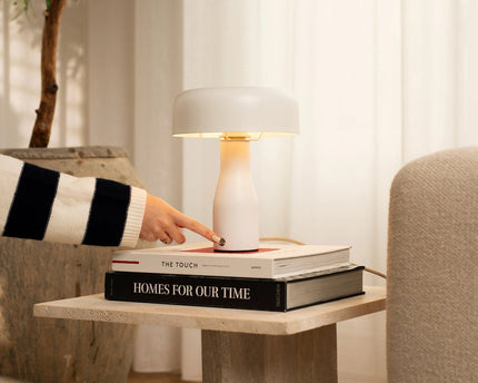 Jape witte metalen tafellamp – tijdloos design, warm licht en elegante stijl