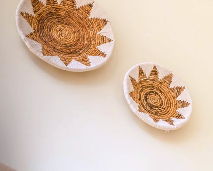 Ronde Boho Wandmand – Geweven Wanddecoratie – Decoratieve Schaal – Geweven Wandbord met Geborduurd Sterpatroon ADARI (2 maten, Ø30/40 cm)
