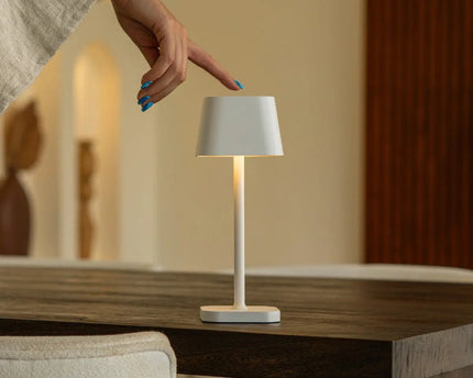 Ava witte oplaadbare tafellamp – stijlvolle, draadloze en dimbare verlichting