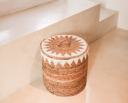 Wasmand met deksel Handgeweven van bananenvezel EMPAT Grote decoratieve mand met witte katoenen macramé (2 maten)