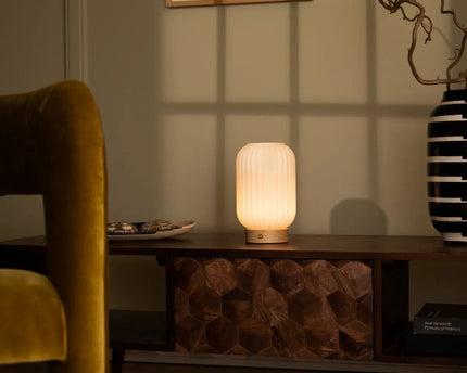 Unieke oplaadbare lamp Lilly – matglas en houten voet, dimbaar, 3 lichtmodi