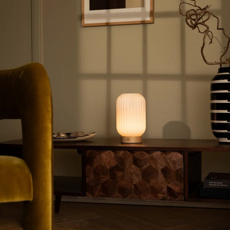 Unieke oplaadbare lamp Lilly – matglas en houten voet, dimbaar, 3 lichtmodi
