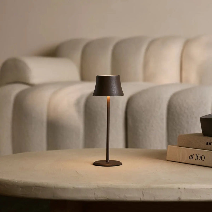 Willy Mini Mocha Brown oplaadbare tafellamp – stijlvol, dimbaar, batterijduur van 60 uur