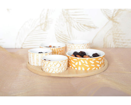 Aperitief set van 5 kopjes op ronde houten lade