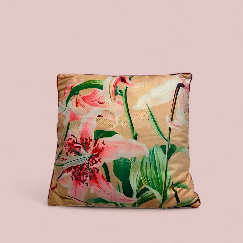 Sierkussen Lily 45*45 De kussenhoes wordt geleverd met vulling en is voorzien van een ritssluiting.