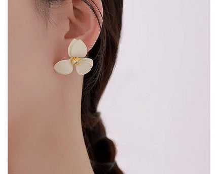 Gardenia - Vintage charme witte bloem oorstekers