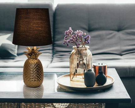 Keramische tafellamp "ananas", tafellamp gemaakt van keramiek met goudkleurig glazuur en zwart stofscherm, met E14-aansluiting, voor eetkamer, woonkamer, gang of kantoor, tafellamp 45 cm hoog