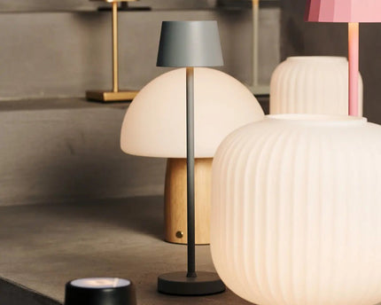 LYLA Unieke oplaadbare lamp - Frosted glas en houten basis, dimable, 3 lichte modi