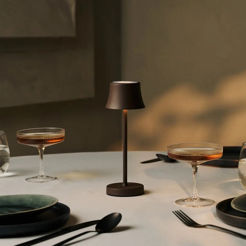 Combi Set Professional-4 X de Pijp Mini Mocha Brown oplaadbare tafellampen & 1 x Amstel Wireless Charging Station met Qi-Technology-Perfect voor restaurants, gastvrijheid en hotels