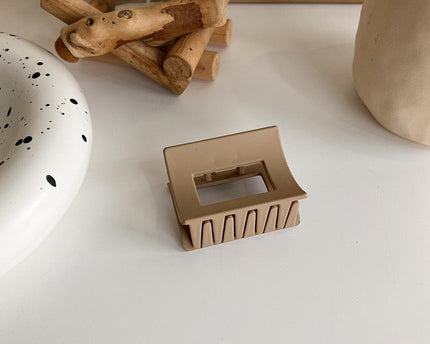 Melkachtige koffie kleurtoon klauw haarclips