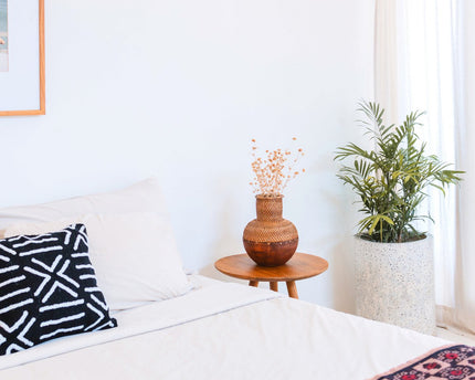 Rotan vaas – houten vaas – vaas voor gedroogde bloemen – kleine rotan vaas – Boho decor vaas gemaakt van geweven rotan en hout (Ø 22 cm) KAMARI bruin