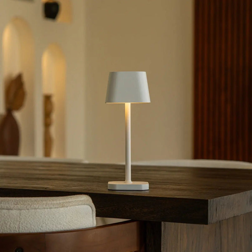 Ava witte oplaadbare tafellamp – stijlvolle, draadloze en dimbare verlichting