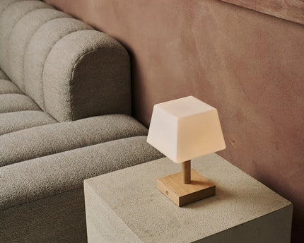 Tommy lichtbruine houten tafellamp met glas - oplaadbare, dimbare lamp, draadloze verlichting